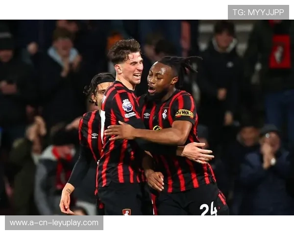 伯恩茅斯索兰克的无球跑动非常积极