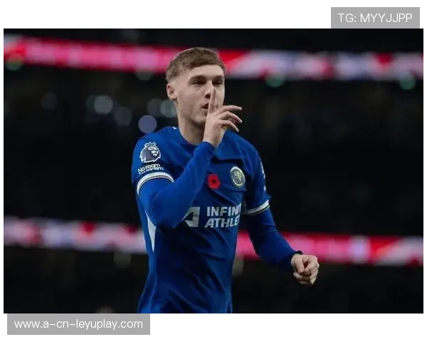 切尔西帕尔默背身护球转身推射极度冷静——技术与心态的慢速解析